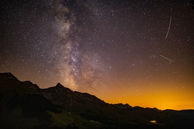 星系和山顶
